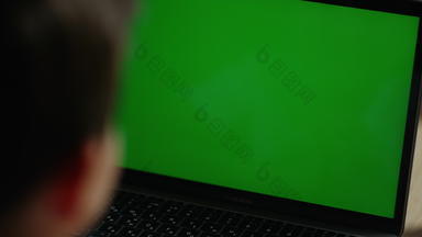 男孩绿色屏幕电脑小学生绿色屏幕上网本